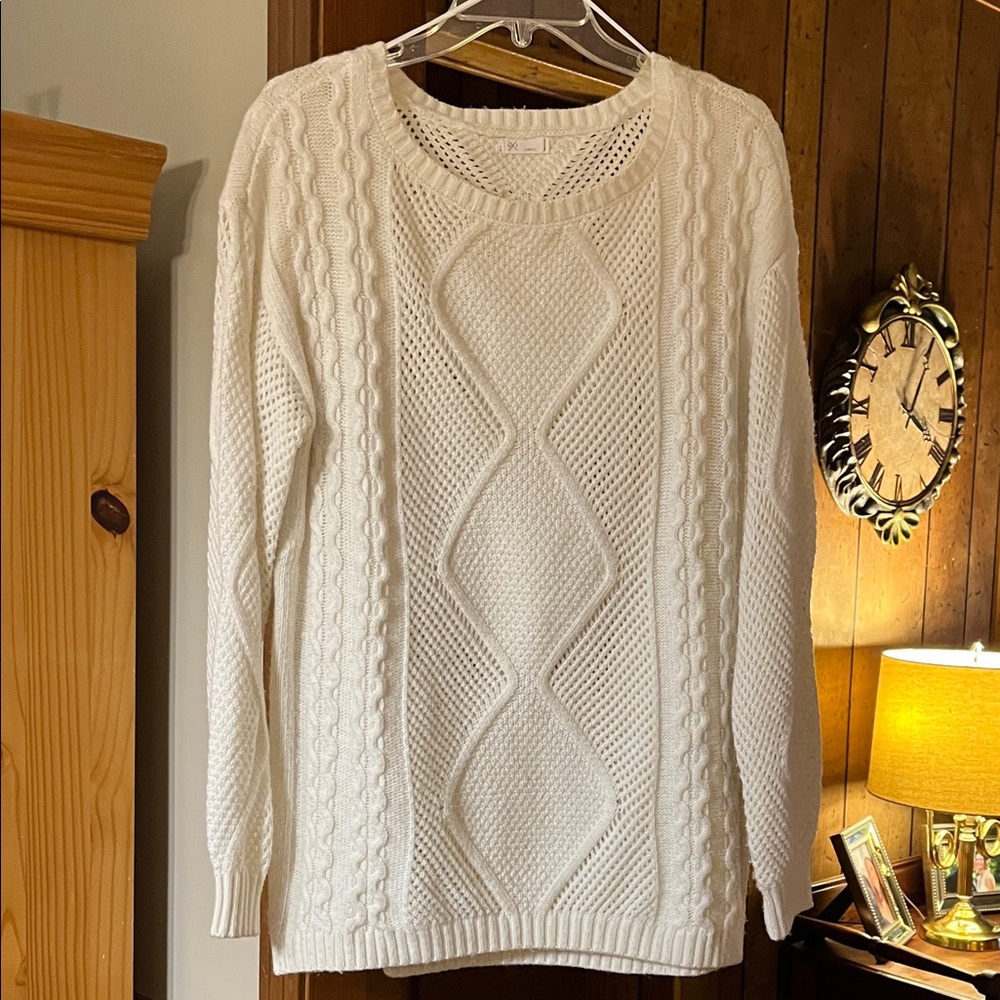 Elegant White Cable Knit Sweater Size Small